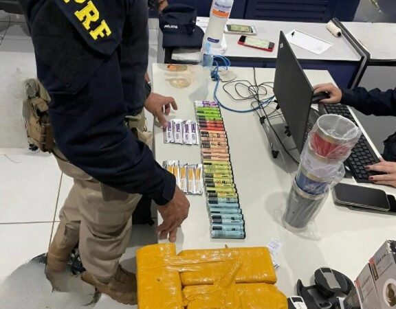 Em Rondonópolis/MT, Polícia Rodoviária Federal (PRF) apreende substância entorpecente e cigarro eletrônico sendo transportado em ônibus