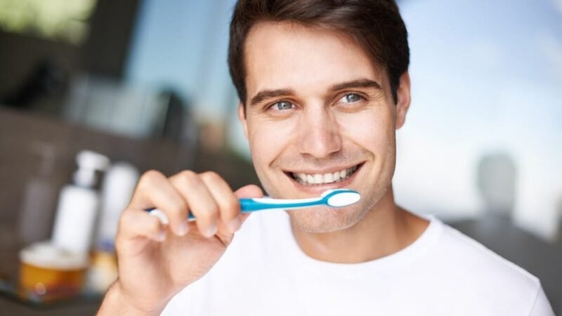 Dentes sensíveis: causas e tratamento para evitar dores