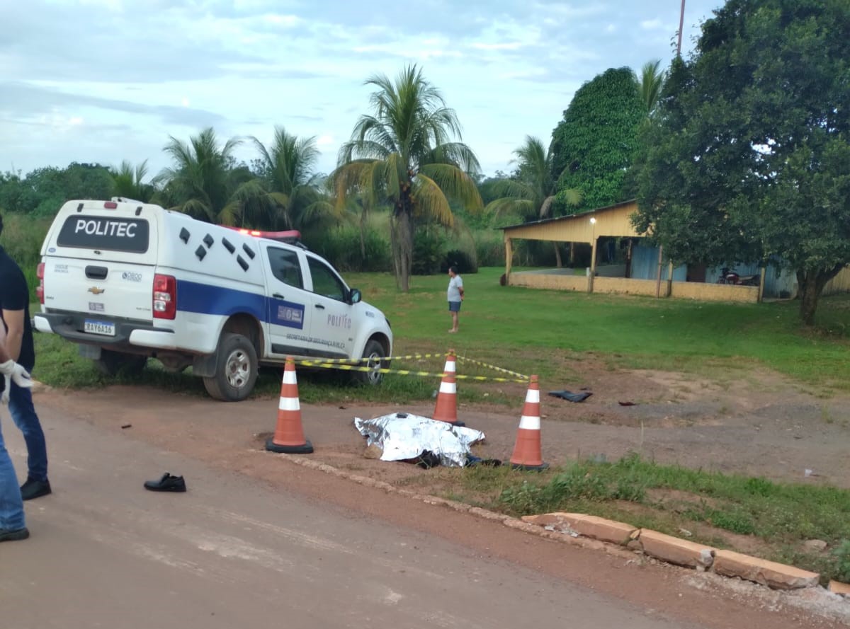 Acidente envolvendo uma motocicleta e carreta tira a vida de um homem