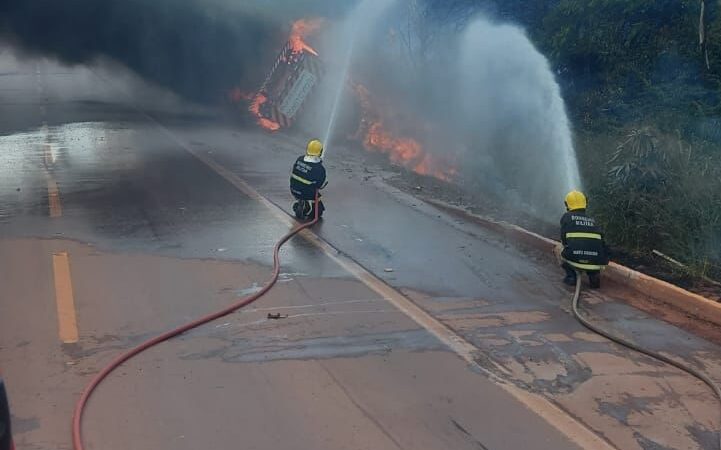 Caminhão carregado com combustível pega fogo na BR-163 em Guarantã do Norte