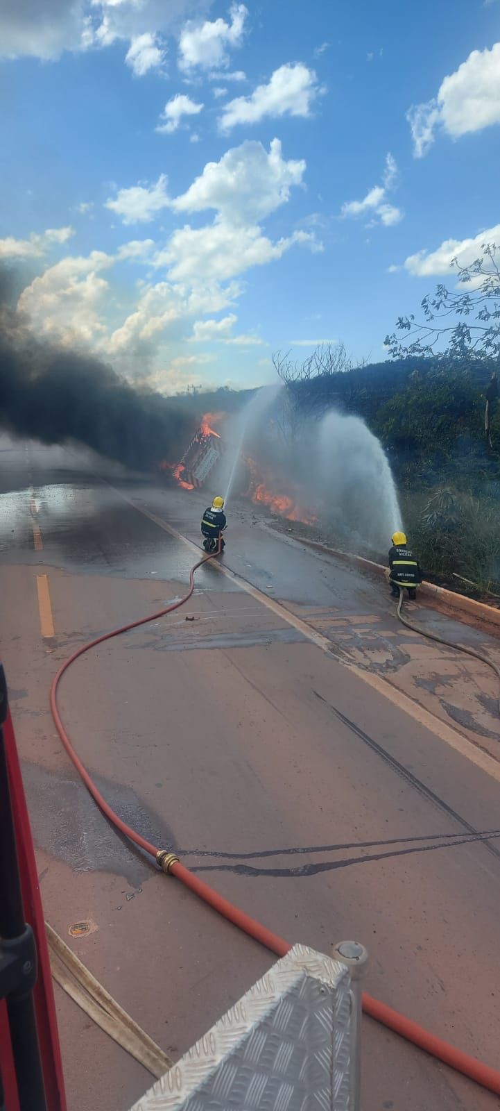 Caminhão carregado com combustível pega fogo na BR-163 em Guarantã do Norte
