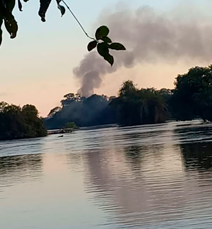 Fiscais ateiam fogo em casas de veraneio construídas em ilhas em Mato Grosso