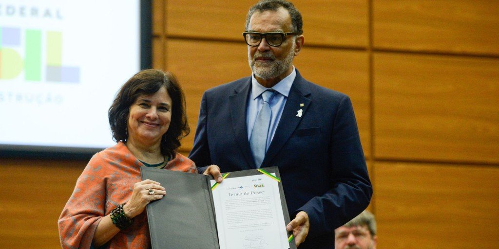 Ministra defende vacinação contra a gripe em todas faixa etárias