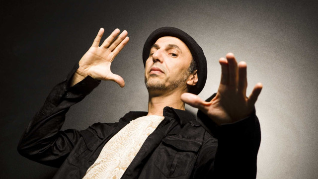 Zeca Baleiro se irrita ao ser questionado sobre Lei Rouanet em show