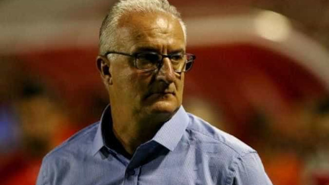 Dorival Júnior contém empolgação com série invicta e pede cautela ao São Paulo