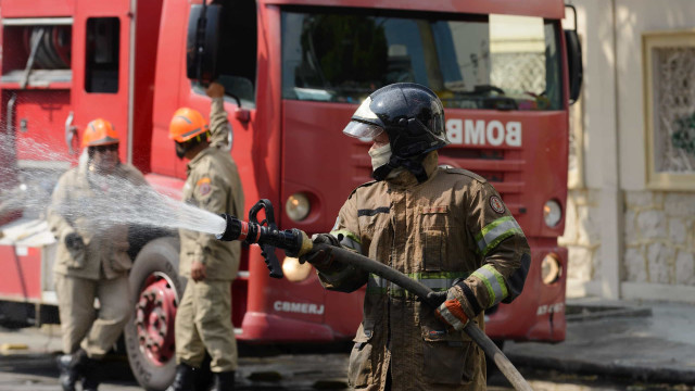 Incêndio atinge garagem de ônibus de duas empresas em Petrópolis (RJ)