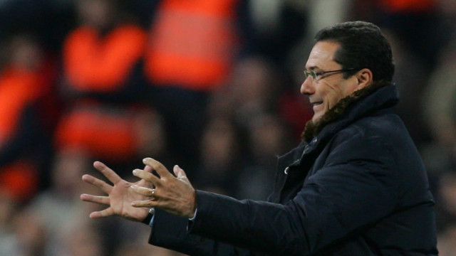 Corinthians: Luxa foge de questões, se irrita com repórter e nega problemas