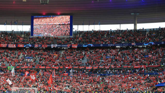 Em Anfield, torcedores do Liverpool vaiam novo rei antes de jogo