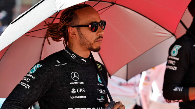 Hamilton e chefe da Ferrari desmentem especulação sobre contratação do piloto inglês