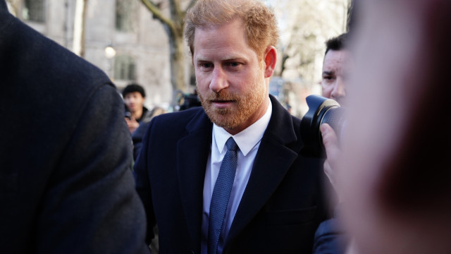 Presença de Harry sem Meghan na coroação reabre feridas na família real