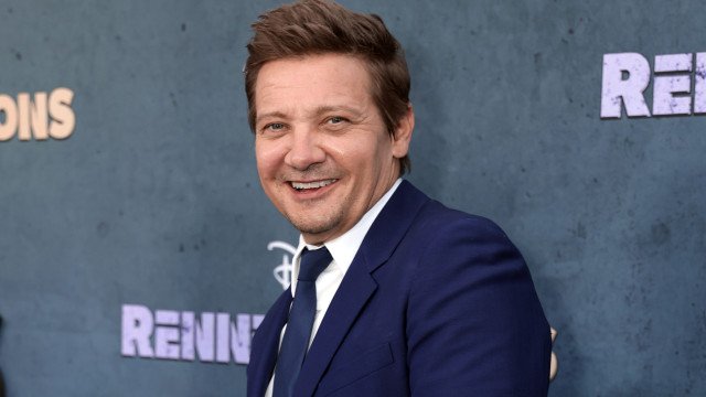 Jeremy Renner corre pela primeira vez após grave acidente