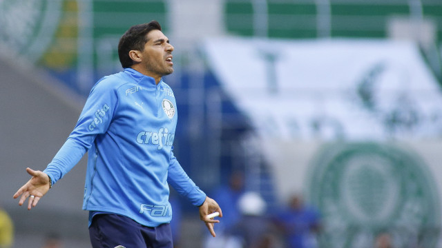 Abel toma celular de jornalista que filmou reclamação de diretor do Palmeiras com 4º árbitro