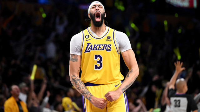 Lakers superam Warriors fora e abrem vantagem nos playoffs da NBA; Knicks batem Heat