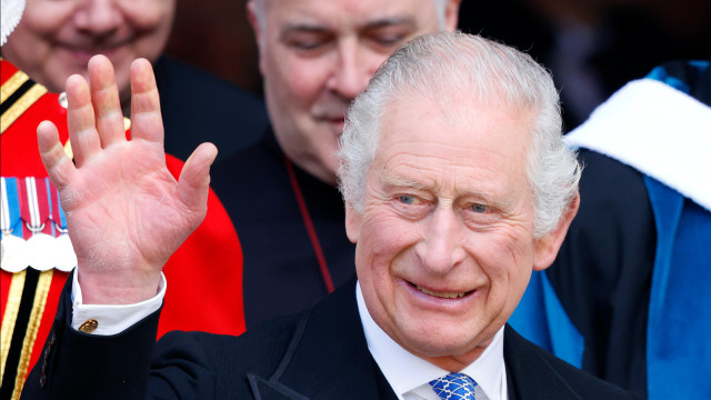 Fãs da realeza acreditam que Charles III foi aconselhado a esconder mãos