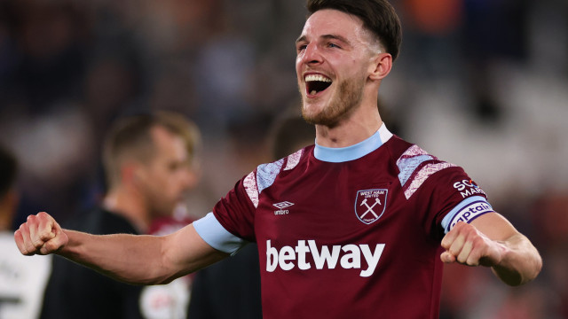 Pequeno torcedor do West Ham se emociona ao conhecer estrela da equipe