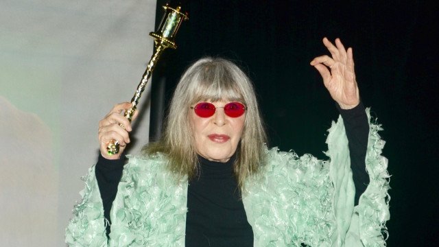 Filho de Rita Lee se emociona ao voltar à casa da mãe