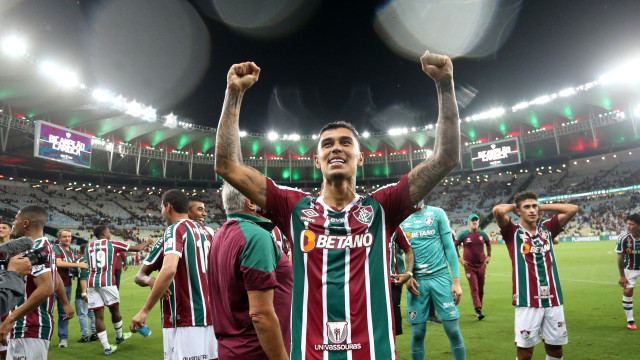 Fluminense afasta zagueiro Vitor Mendes em meio à investigação sobre manipulação