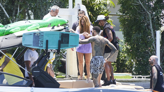 Lewis Hamilton e Shakira curtem passeio de lancha em Miami e deixam fãs animados