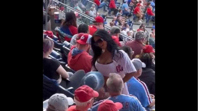 Mulher rouba a cena em jogo com momento sensual nas arquibancadas