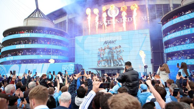 Recepção grandiosa: multidão recebe o City no Etihad