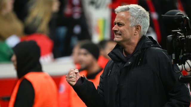 Das lágrimas aos abraços: Mourinho não conteve a emoção após nova final