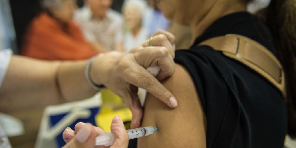 Baixa vacinação de idosos acende alerta para casos de gripe