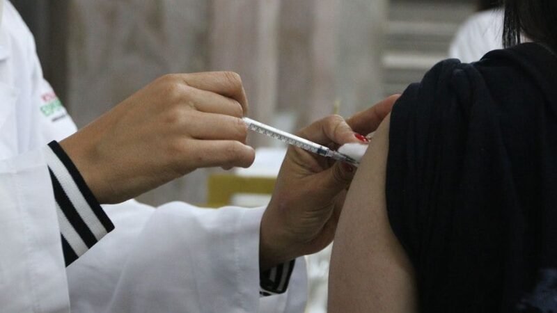 Médicos serão penalizados por disseminar desinformação sobre vacinas