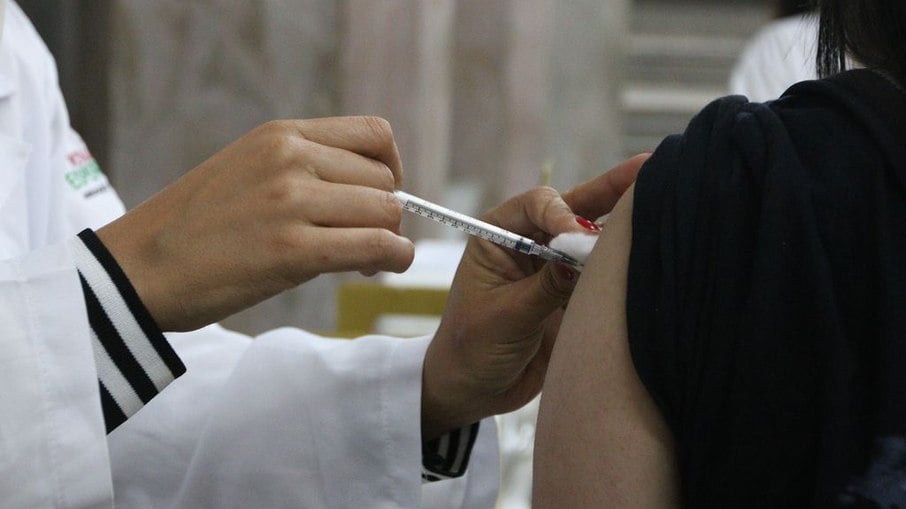 Médicos serão penalizados por disseminar desinformação sobre vacinas