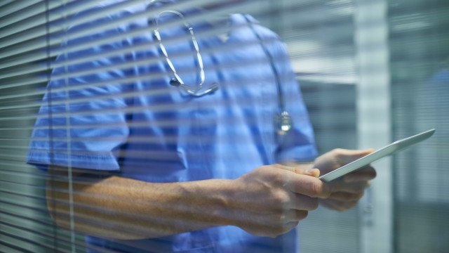 Seis servidores são afastados após homem morrer sentado em unidade de saúde