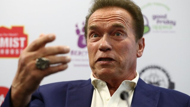 Schwarzenegger fica 1 min em evento da Netflix em SP e sai sem falar nada