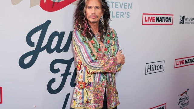 Steven Tyler em raro momento. Artista posa com a filha e o neto