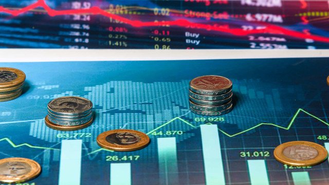 Bolsa supera os 114 mil pontos e atinge maior nível desde novembro; dólar fecha em queda