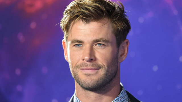 No Podpah, Chris Hemsworth enaltece Pedro Scooby e diz que foi convidado para surfar por Ítalo Ferreira