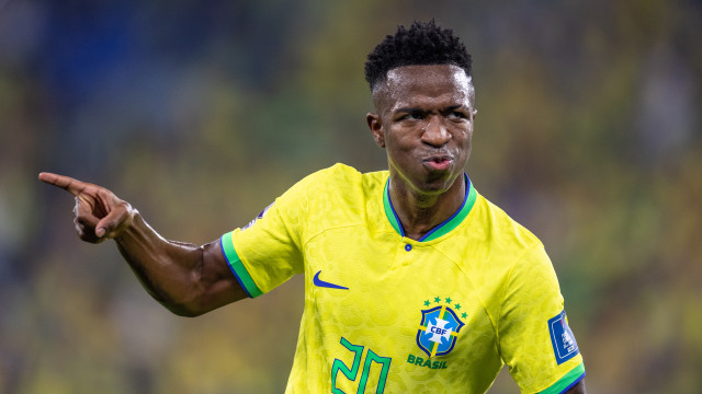 Vini Jr amplifica voz antirracista, assume a 10 e vira referência da seleção brasileira