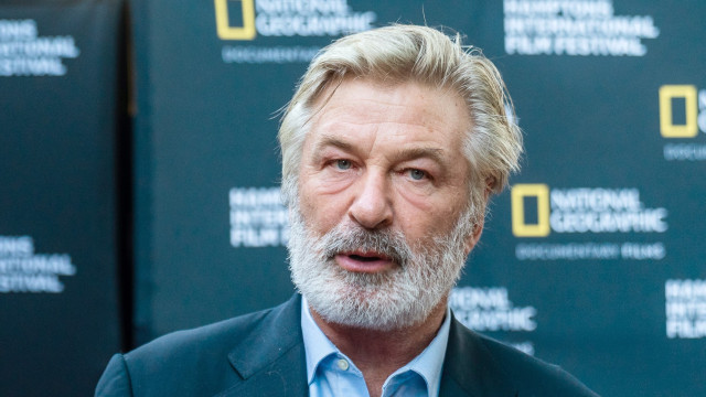 Alec Baldwin é acusado de homicídio culposo por tiro acidental em set de filmagem