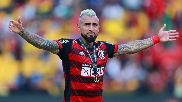 Vidal anuncia saída do Flamengo no fim do ano e despista sobre futuro