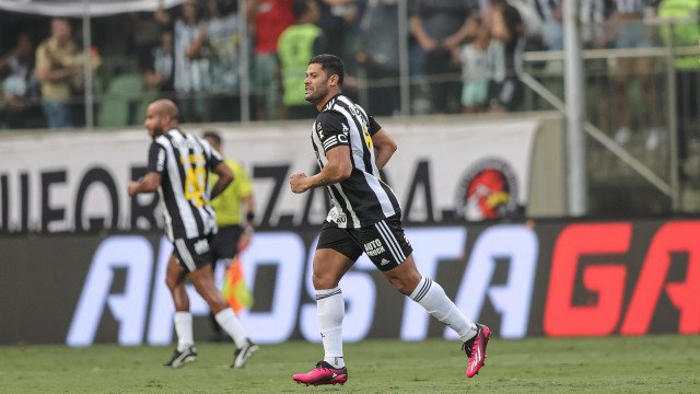 Hulk marca de falta e Atlético-MG vence clássico com o Cruzeiro no Brasileiro