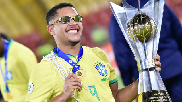 Barcelona e Athletico não se entendem quanto a Vitor Roque