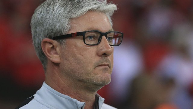 Odair Hellmann não resiste à derrota do Santos em clássico e é demitido