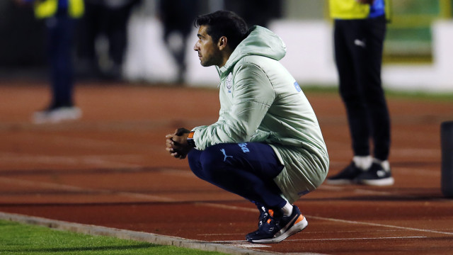 Abel Ferreira ironiza expulsões no Palmeiras após 50º cartão e pede descanso para os árbitros