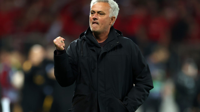 Mourinho dá medalha de vice da Liga Europa para torcedor da Roma: ‘Fico com as de ouro’