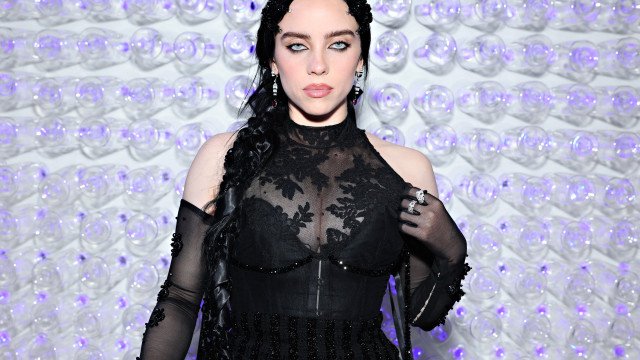 Billie Eilish diz que críticas a seu corpo ainda machucam, mas menos que antes