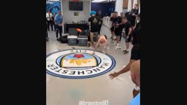 Festa no vestiário do Man. City após título viraliza nas redes sociais