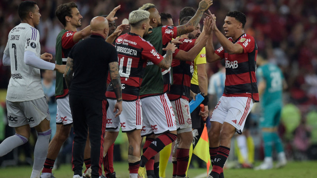 Flamengo bate Racing e encaminha vaga na Libertadores