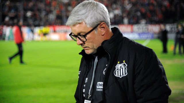 Odair Hellmann ‘foge’ das bombas, não fala, mas deve perder emprego após derrota do Santos