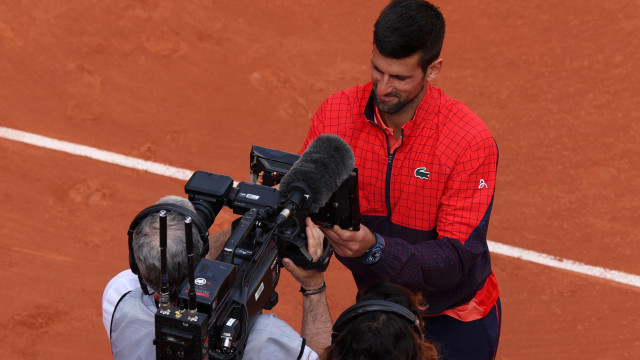 Alcaraz se machuca na semifinal e Djokovic ganha ‘decisão antecipada’ de Roland Garros