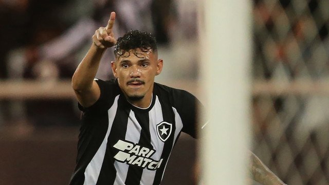 Tiquinho Soares faz 2, Botafogo bate Fortaleza e sustenta liderança do Brasileirão