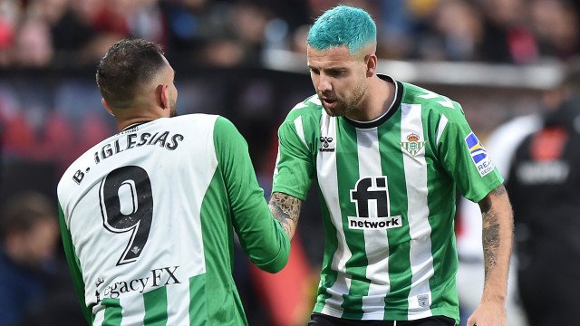 Dois jogadores do Betis respondem a ataques homofóbicos nas redes sociais