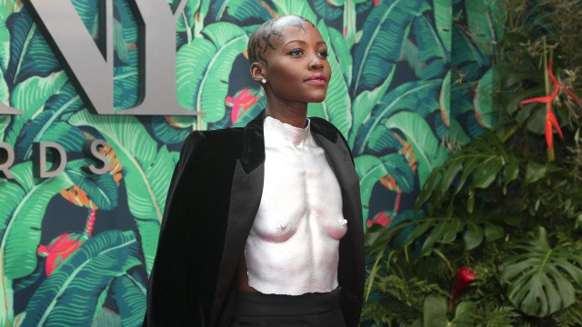 Lupita Nyong’o deslumbra com visual (muito) arrojado