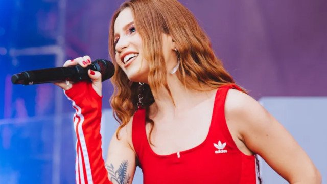 Carol Biazin inicia turnê nacional e leva sua ‘putaria romântica’ (e autobiográfica) aos palcos